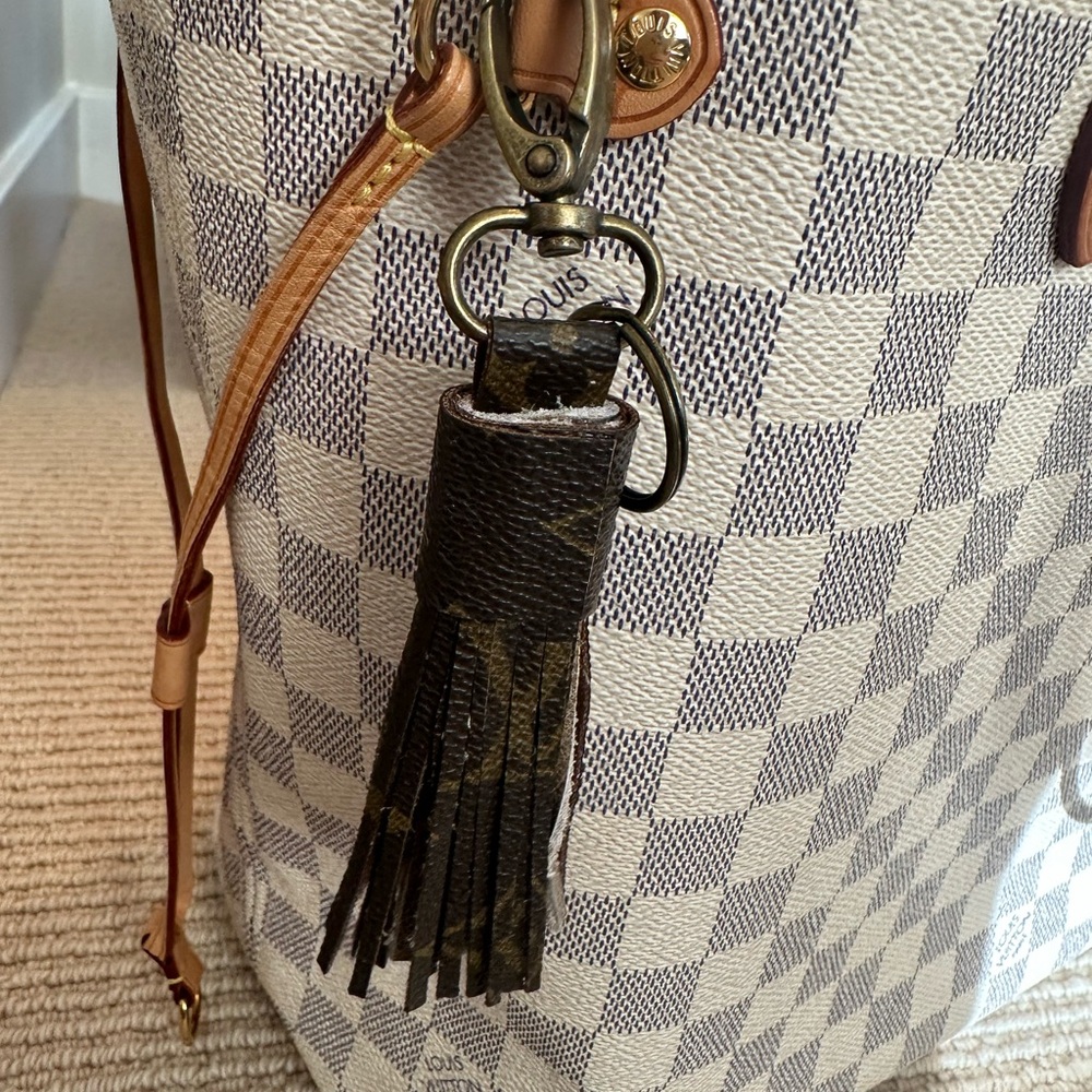 Handmade repurposed keychain - Picture 3 of 5